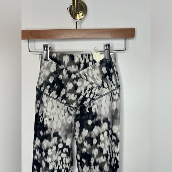 OFFLINE Aerie Hi Rise Cross Front Pattern Legging - Picture 3 of 5